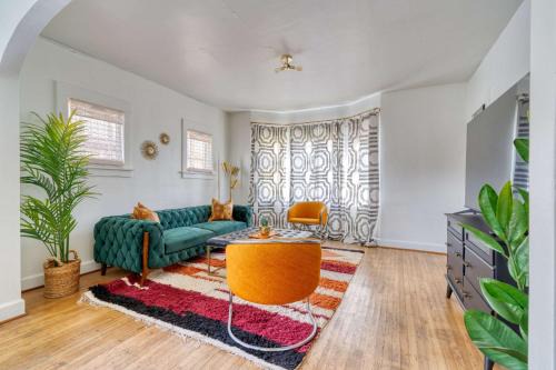 Hosford-Abernethy Apartment | Stay Portland - Lively 2BR Old Hollywood Apt - 92 WalkScore