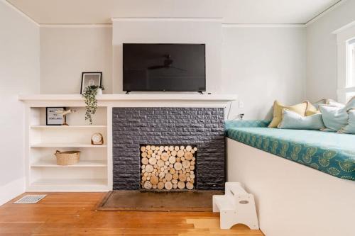 Belmont Apartment | Stay Portland - PDX Art Deco Lounge - Local Eateries, Bars & Shops