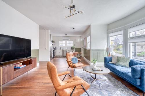Belmont Apartment | Stay Portland - Renewed Classic Craftsman in SE - 95 WalkScore