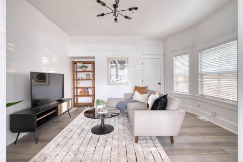 King House | Stay Portland - The Soul District Lounge - 91 WalkScore