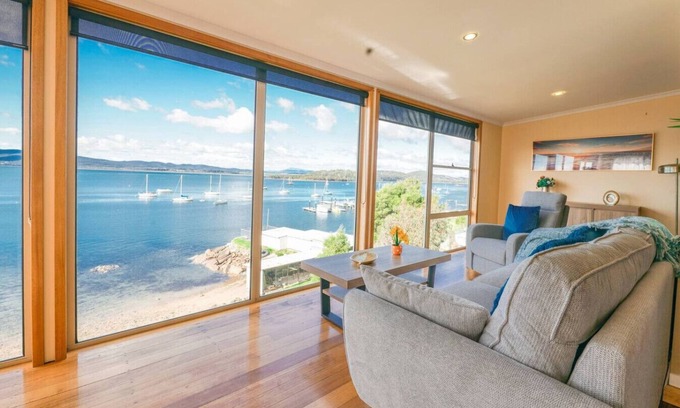 Beauty Point House | StayAU Riverfront Paradise Pet-friendly Tasmania