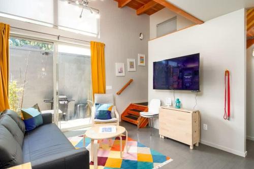 Belmont House | #StayInMyDistrict Buckman Spacious Modern Rowhouse