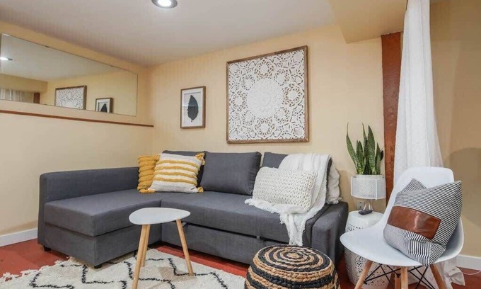 Woodlawn Apartment | #StayInMyDistrict Woodlawn Eclectic -Walk to Dekum