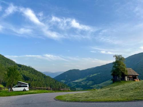 Rennweg am Katschberg Other | Stellplatz mit Aussicht auf Bergbauernhof