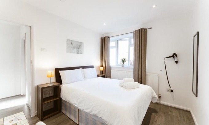 St. Dunstan's House | Stepney Green beds to stay 24