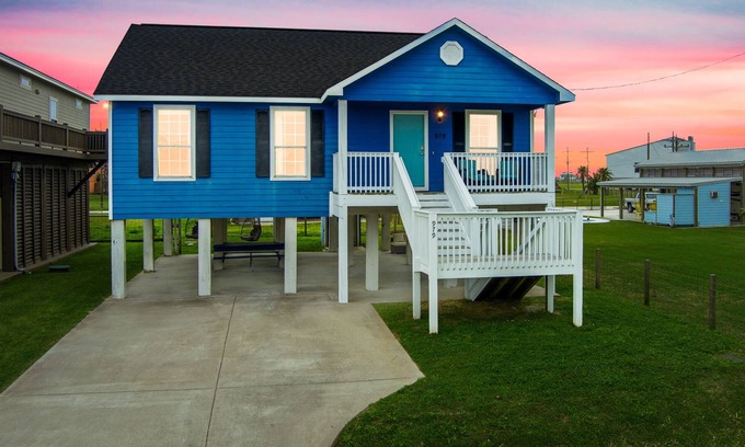 Crystal Beach Cottage | Steps from the Beach & Pet Friendly! Indoor/Outdoor Games~ FREE Bikes~Elevator
