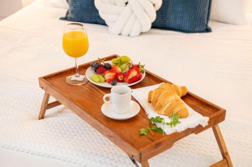 Madeira Beach Hotel | Steps to Beach, Heated Pool, 2 Queen Beds, 2BA