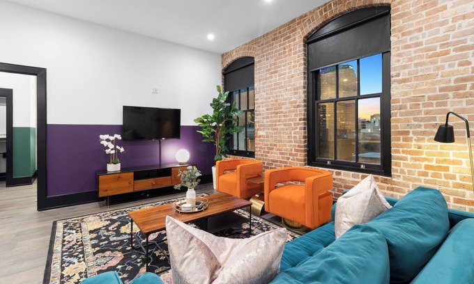 Central Business District Hotel | Steps to French Quarter | Rooftop Pool | Gameroom