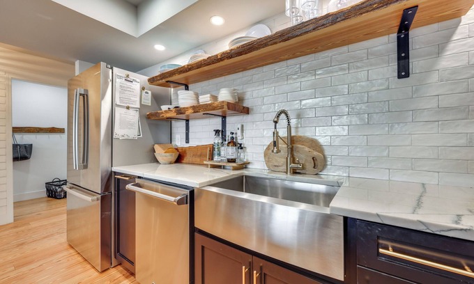 Jacksonville Beach Apartment | Steps to Sand: Townhome w/Balcony in Jax Beach!