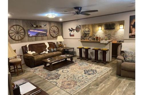 Fort Worth House | StockYards! Walk 3 Blocks-Ranch House sleeps 8