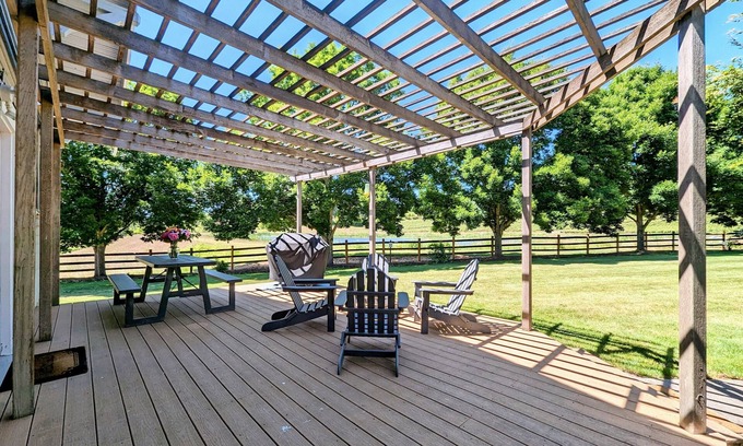 Dayton House | Stoller Wine Farmhouse: A Luxurious Chateau Surrounded by Vineyard Views