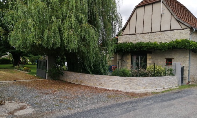 Bretenoux House | Stone barn conversion for 4 people, with swimming pool.