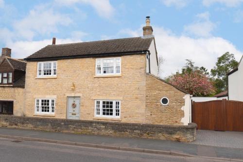 Frognall House | Stone Cottage - Hot Tub, Wooded Garden, Play Area