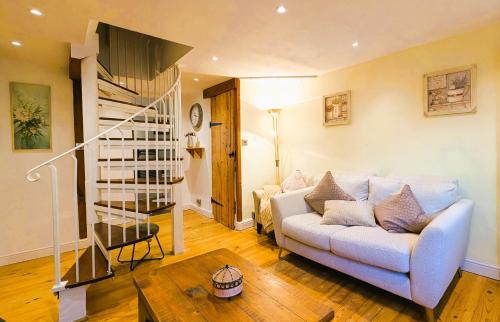 Chipping Norton House | Stone cottage, own parking & EV charger -Buttercup
