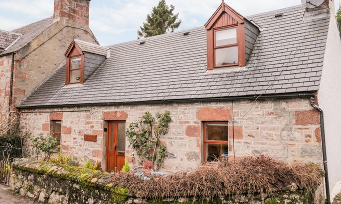 Lewiston Cottage | STONYWOOD COTTAGE, pet friendly in Drumnadrochit, Loch Ness
