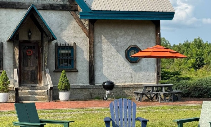 Hector House | Storybook Cottage on FLX wine trail: fire pit & starry skies