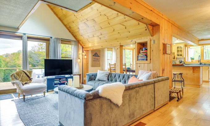 Stratton House | Storybook Stratton House: 3 Mi to Mount Snow!