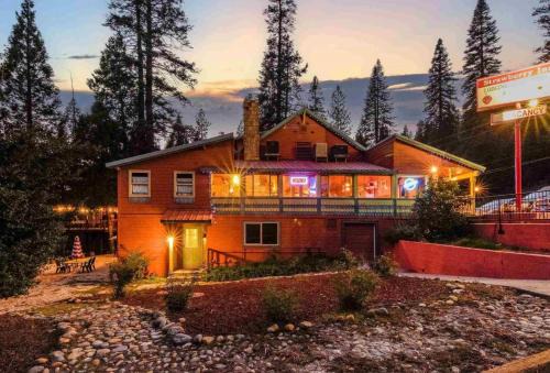 Strawberry Hotel | Strawberry Inn