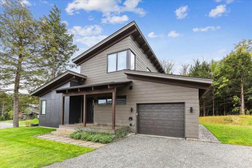 Stowe Area House | Streamside Lodge: 4 br, fireplace, sauna, game room, summer pool