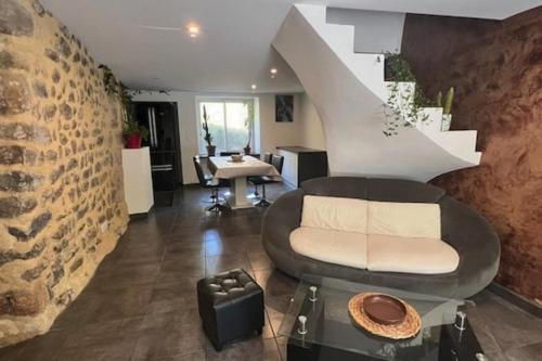 La Celle-sous-Gouzon House | Street house with pool