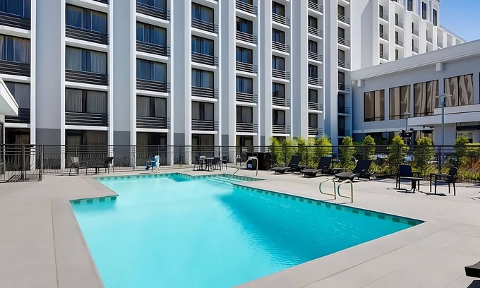 San Jose Hotel | Stress-Free Vacation! Close to Happy Hollow Park and Zoo! Onsite Pool!