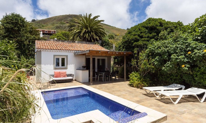El Rosario Villa | Stunning private villa for 3 people with WIFI, private pool, TV, patio, panoramic view and parking