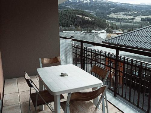 Jausiers Apartment | Studio à Jausiers avec terrasse, piscine, parking et garage - 4 pers, 27m² - FR-1-165B-44