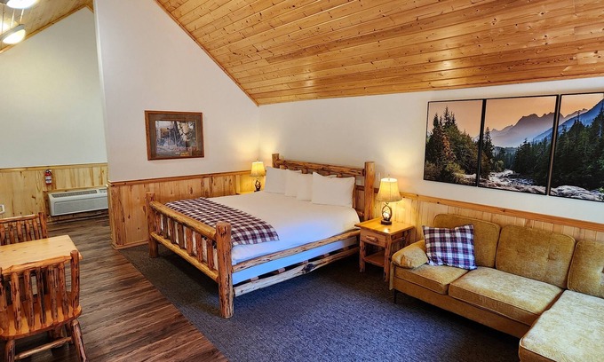 Whitefish Resort | Studio 1 King Bed, Full Bath, Full Kitchen 10 Minutes from West Glacier Park!