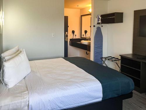 Delano Hotel | Studio 6 Suites Delano, CA