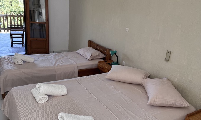 Pisses Apartment | Studio Apartment '2' with Sea View, Wi-Fi and Air Conditioning