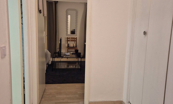 Le Rouet Apartment | Studio apartment building Standing Prado