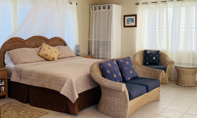 Sandy Ground Apartment | Studio Apartment on the beach above Roy's Bayside Grill.