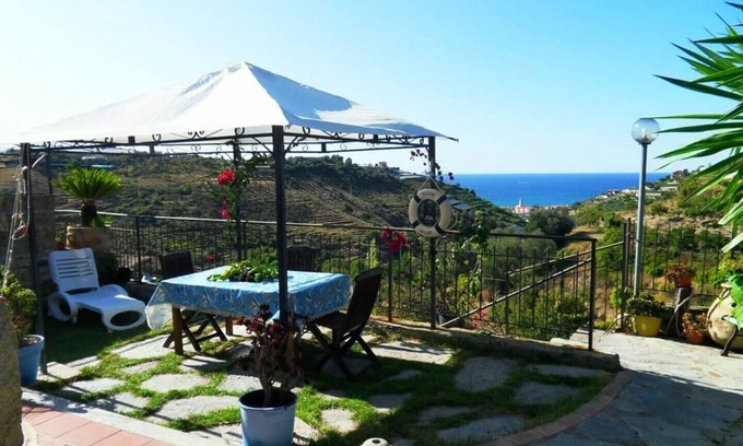 Pompeiana Apartment | Studio apartment with terrace/garden with sea view