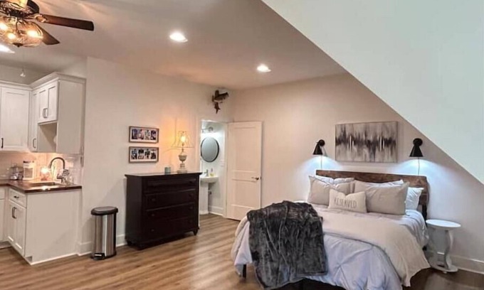 Groveoak Apartment | Studio Apartment with Office Space at Lake Guntersville - Scottsboro, AL