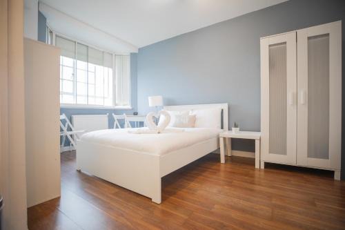 Brompton & Hans Town Apartment | Studio at Chelsea Cloisters Hotel