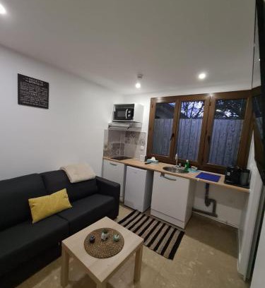 Neuilly-sur-Marne Apartment | Studio bien équipé et indépendant avec véranda commune