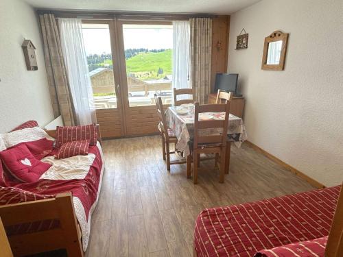 Les Saisies Apartment | Studio cabine au centre des Saisies avec balcon, pour 5 personnes, proche commerces, exposé sud - FR-1-594-109
