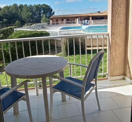 Balaruc-les-Bains Apartment | Studio cosy pour curistes avec terrasse, vue sur piscine
