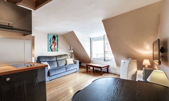 Quartier de la Porte-Saint-Denis Apartment | Studio de Charme Dans un Ancien Hôtel Particulier Napoléon III