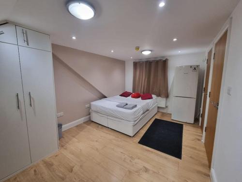 Heston Central Apartment | Studio flat, Heathrow, Free parking, Netflix