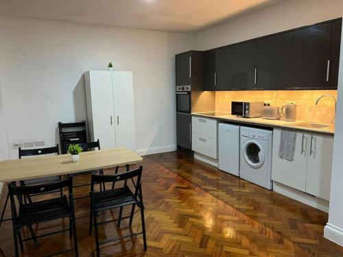 Seven Sisters Apartment | Studio flat Manor House station.