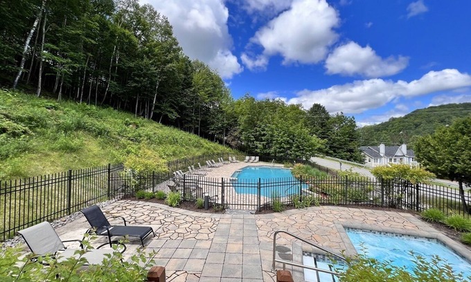 Mont-Tremblant Village Apartment | Studio Kona 5 km from Ski Mint-Tremblant