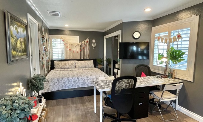 Fountain Valley House | š”Studio Loft ā
Prvt entrance ā
Balcony ā
Peacefulā
Heart of OC (31 nights minimum)