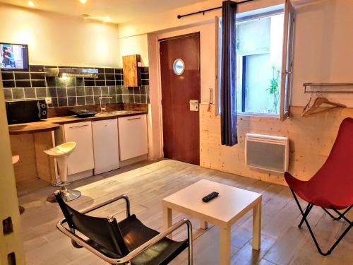 1st Arrondissement Apartment | Studio Longchamp