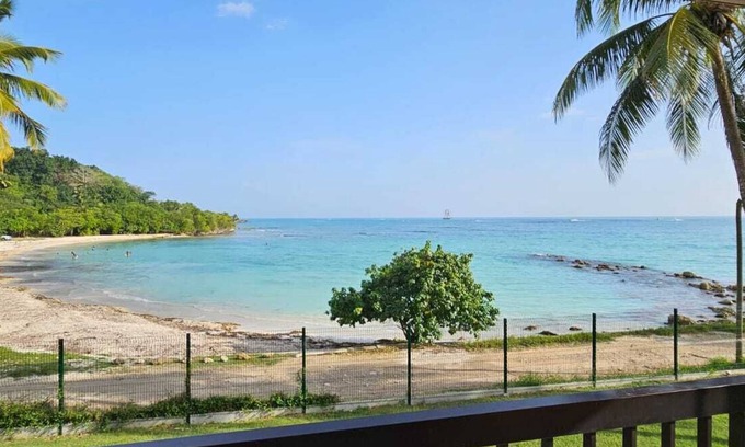 Bas du Fort Apartment | Studio - Magnifique vue mer - Pieds Dans L'eau