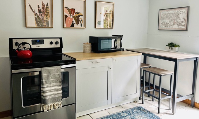 Beverly Apartment | ♥Studio Minutes to Salem,Beach+Train to Boston!♥