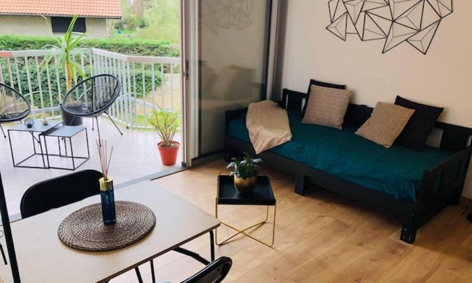 Romans-sur-Isere Apartment | Studio Moderne, Terrasse et Parking Privé, 18m2