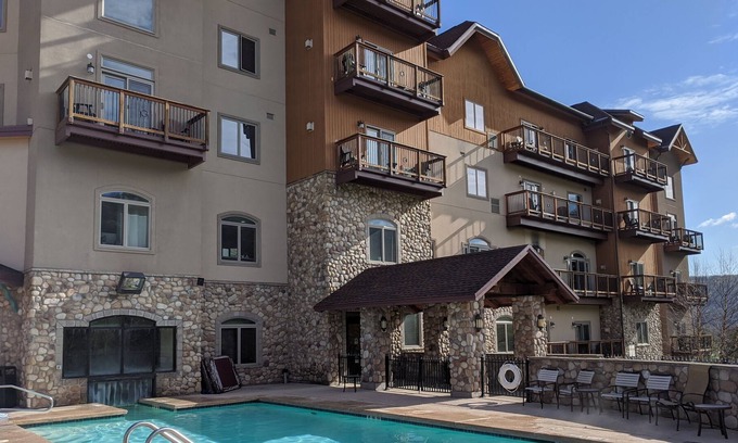Ellicottville Resort | Studio Murphy Room at the Tamarack Resort (X06)
