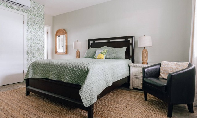 Santa Barbara Estates Apartment | Studio on Pompano Beach two blocks from the Ocean