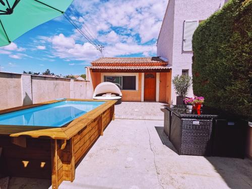 Velleron Apartment | STUDIO PRIVATIF CLIMATISÉ , TERRASSE ET PiSCINE